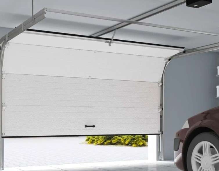 Секционные гаражные ворота: комфорт, безопасность и эстетика вашего гаража