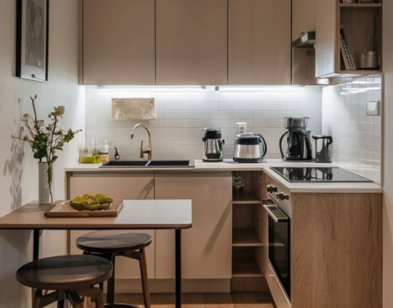 Маленькая кухня без ощущения тесноты: приемы планировки и цвета, которые работают