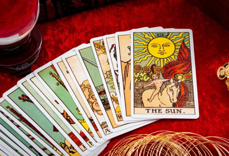 Гадание онлайн: изменяет ли он мне — как работают цифровые расклады