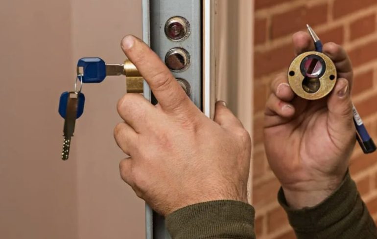 Что делать, если заело замок на входной двери зимой